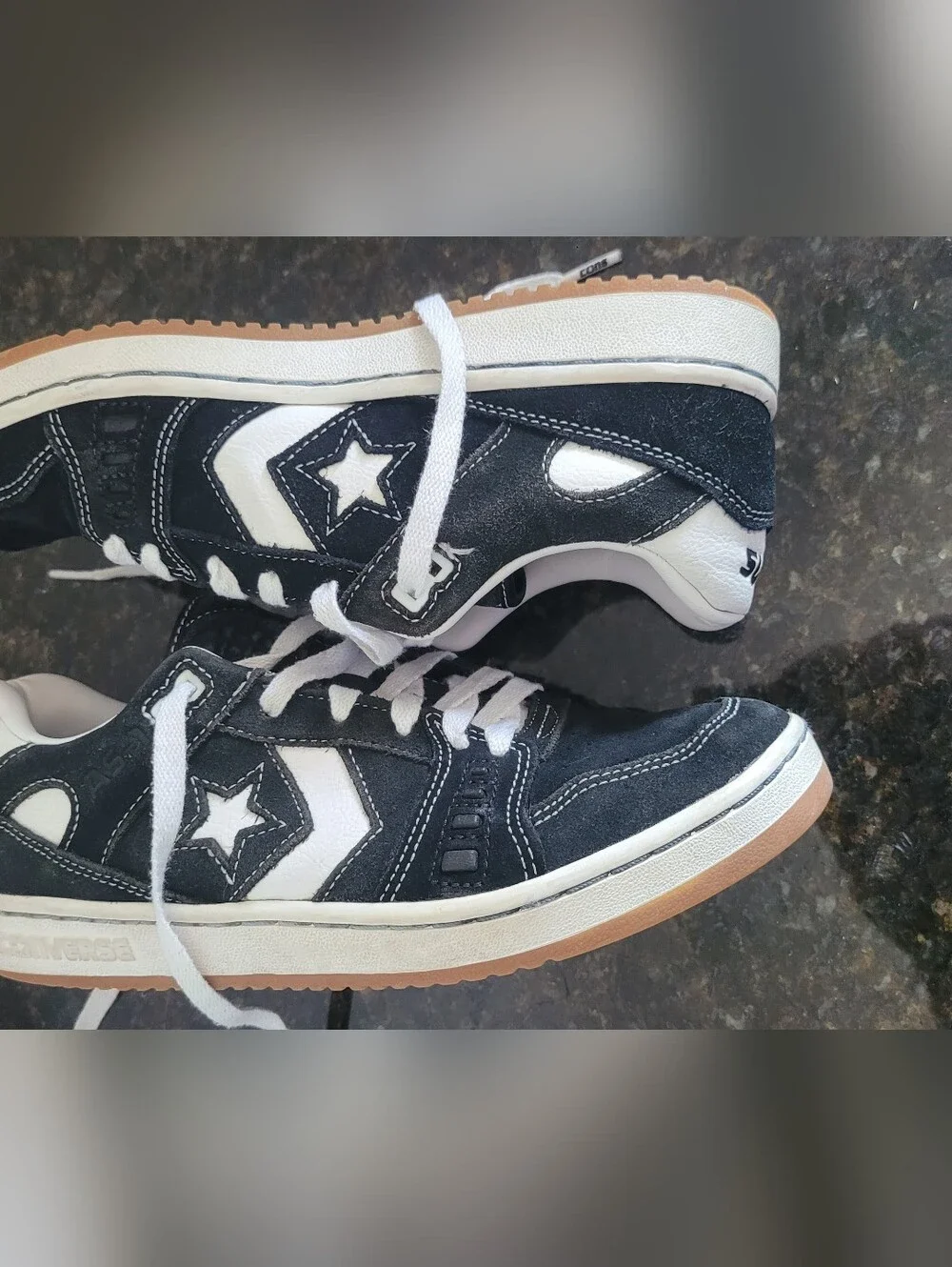 Converse Unisex Black and White Low-Top Sneakers - Picture 6 of 8